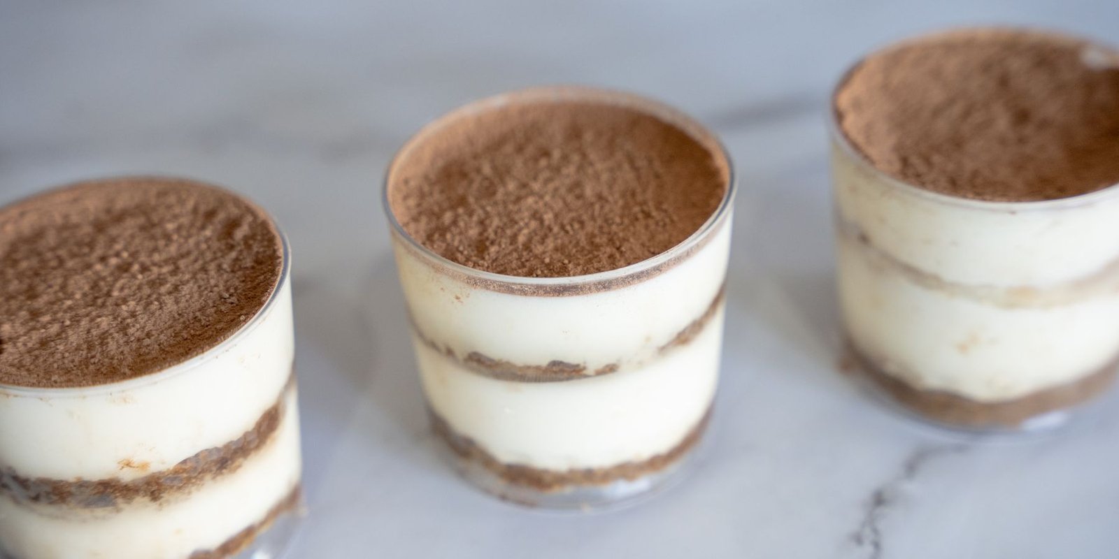 Mini tiramisús servidos en vaso